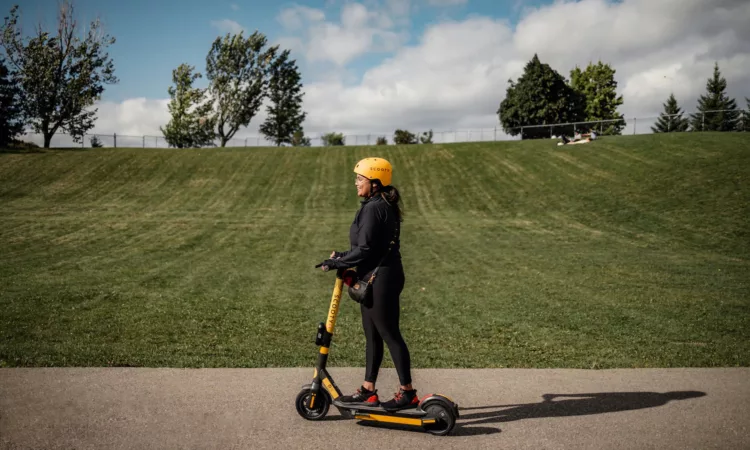 SCOOTY Woman on e Scooter