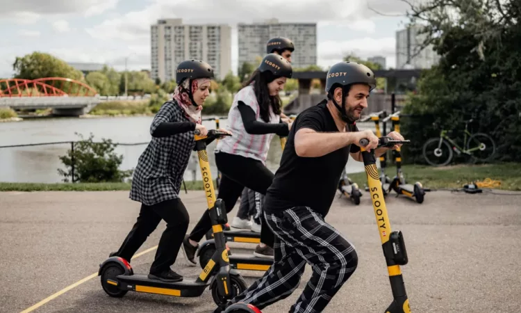 SCOOTY People riding e Scooters